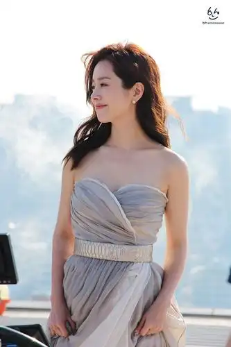 《认识的妻子》韩志旼高清花絮照曝光 落日余晖中眺望远方散发天然