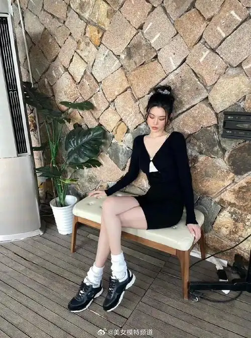 奚梦瑶穿黑色短裙秀好身材 锁骨清晰肤白腿长笑容满满