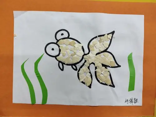 小四班蛋壳粘贴画活动《给金鱼穿衣裳》