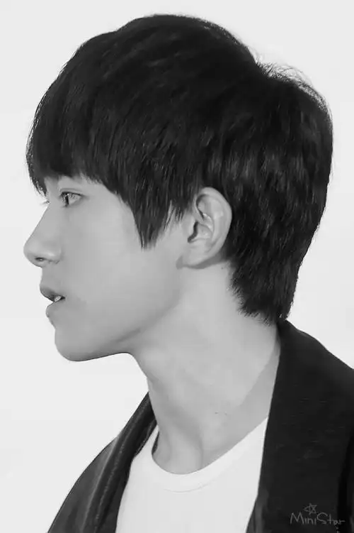 tfboys易烊千玺151221思美人发布会高清crlogo侧颜