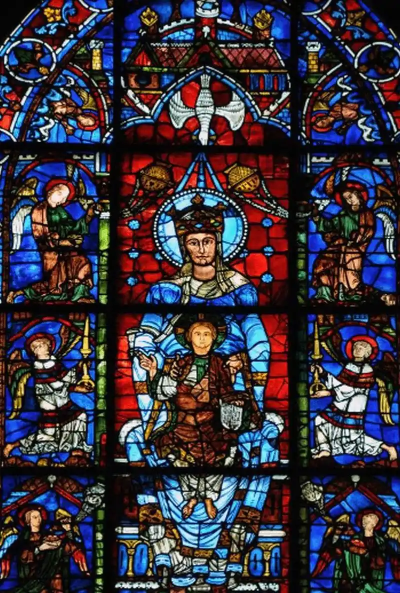 弗莱堡大教堂的彩绘玻璃窗是如何制作的?