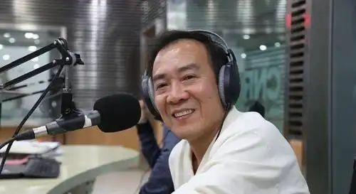 侯耀文离婚后,妻子就嫁给了戴志诚,多年后郭德纲终于为师傅出了一口恶