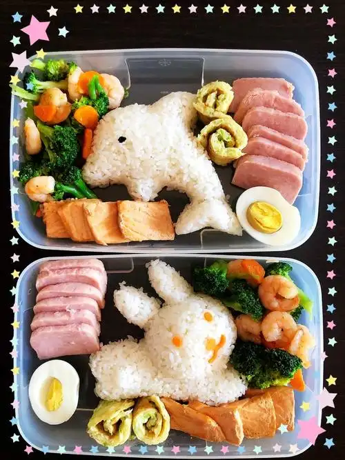 西兰花,胡萝卜,蒜瓣,虾仁,三文鱼,角瓜,鸡蛋,面粉,午餐肉香肠爱心便当