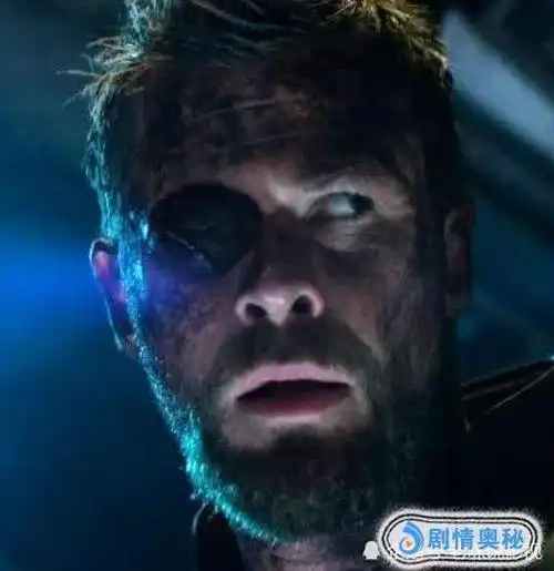 在雷神三中因为被他姐姐死亡女神海拉打瞎了一只眼睛,变成了独眼龙了