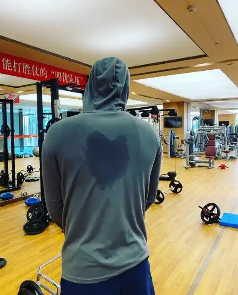 暖男实锤?王大雷流个汗都是爱你的形状 鲁能健身房标语抢眼