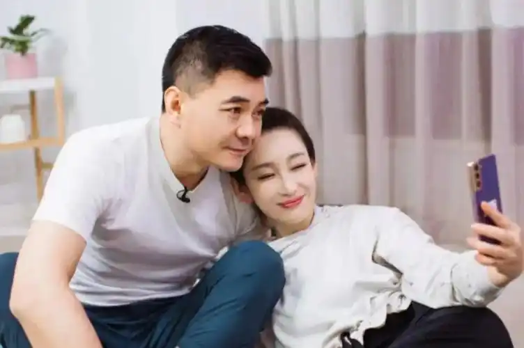 回顾唐静与王新军离婚后独自抚养儿子长大如今52岁终获幸福