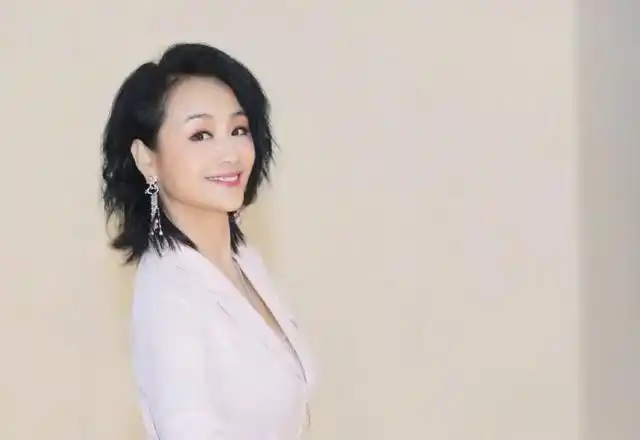 曹颖频繁营业被指配饰廉价,同样曾是主持一姐,与李湘差距太大