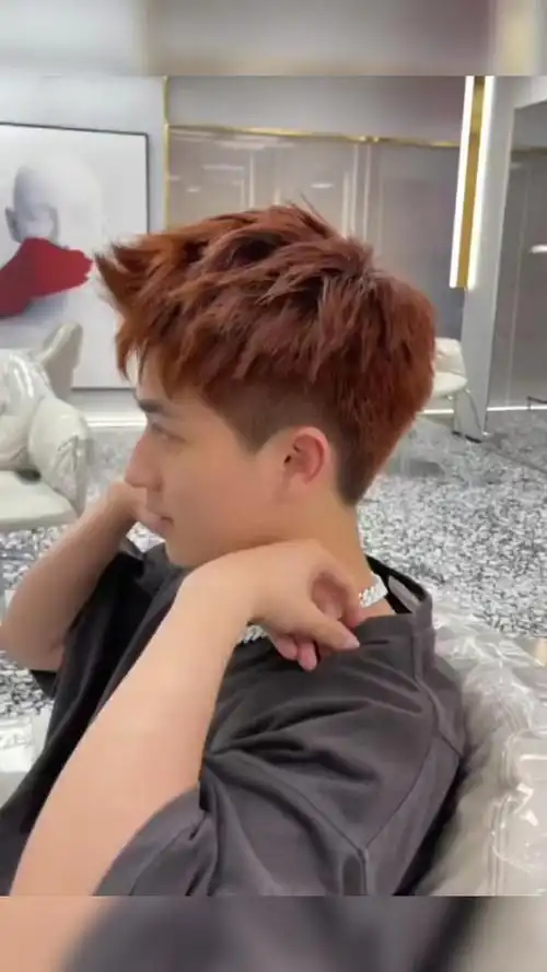 橘红色头发男