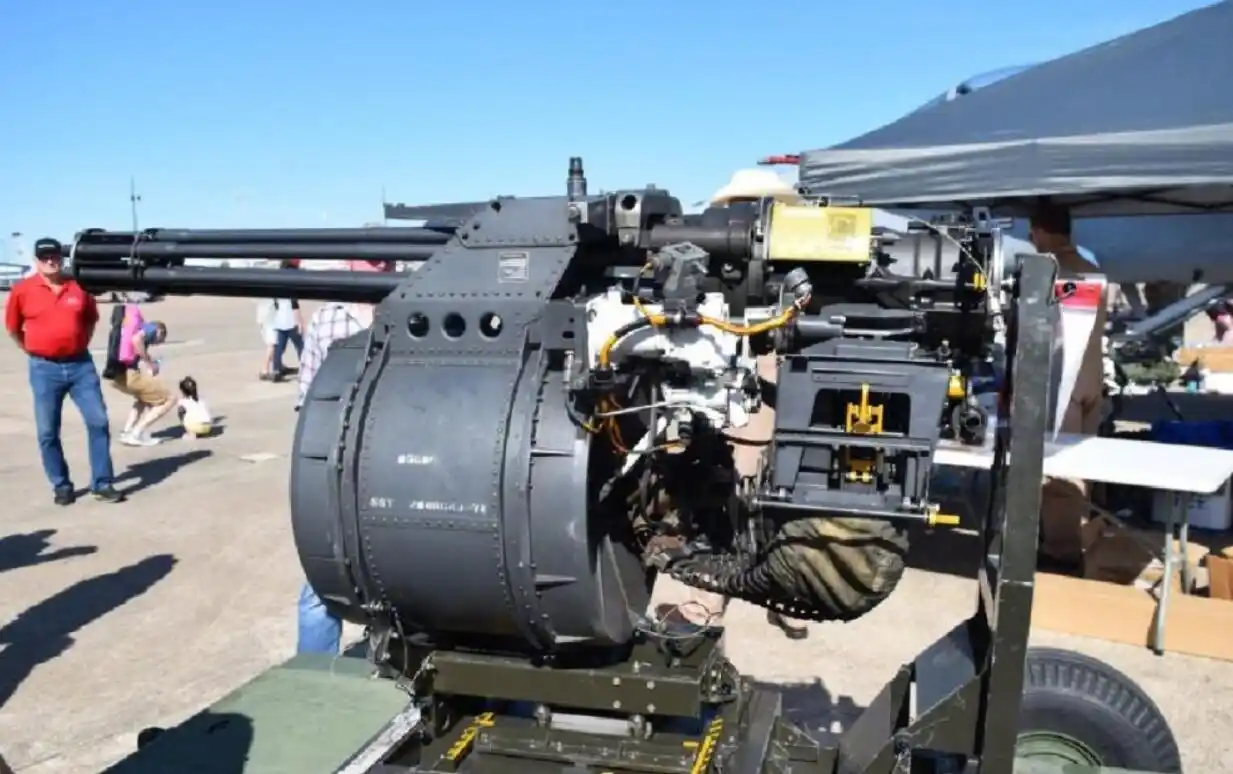 六管加特林航空机炮,每分钟射速6000发,霎时把坦克打成筛子