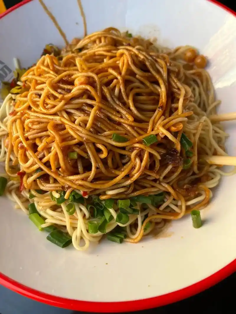 这碗"热干面"真是低估了它的份量!#味道好极了你们想吃吗 # - 抖音