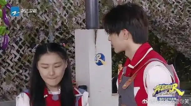 蔡徐坤认真切菜怎料金靖太粘人坤坤竟无心干活