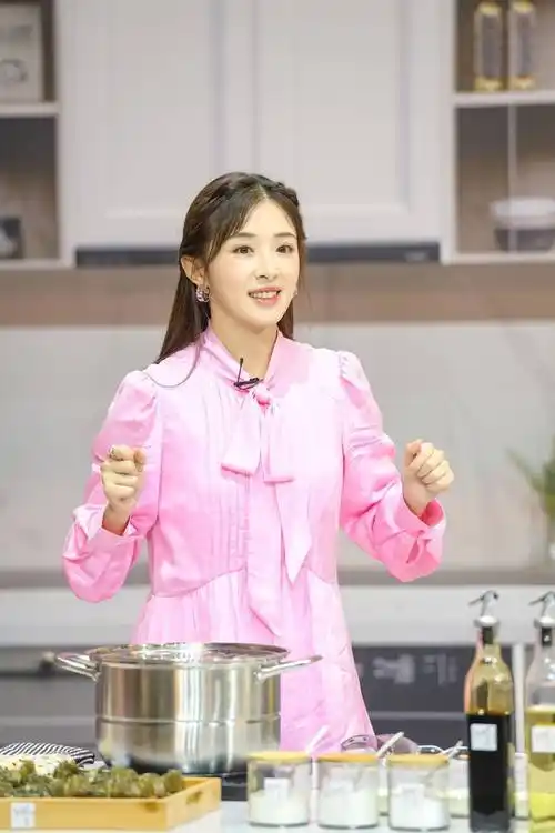 《姐姐的菜》第三期明星推荐官是实力歌手,演员张含韵,2020年参加