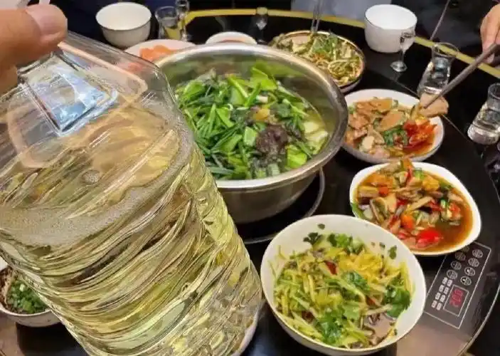 的都是王者,而实际上,酒桌上喝茅台只能算是青铜,遇见提塑料桶喝酒的