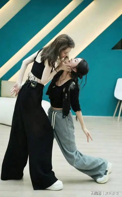 浪姐5立百合人设!戚薇被批直女卖姬吃红利!本人回应认