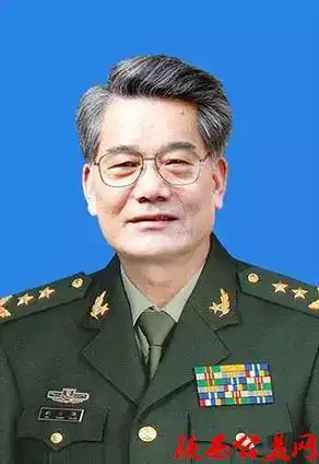 1944年3月出生,1962年6月入伍,历任战士,班长,排长,干事,新疆军区秘书