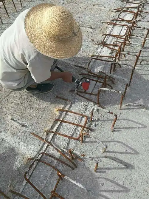 西山道铁西桥梁板面层清扫凿毛处理