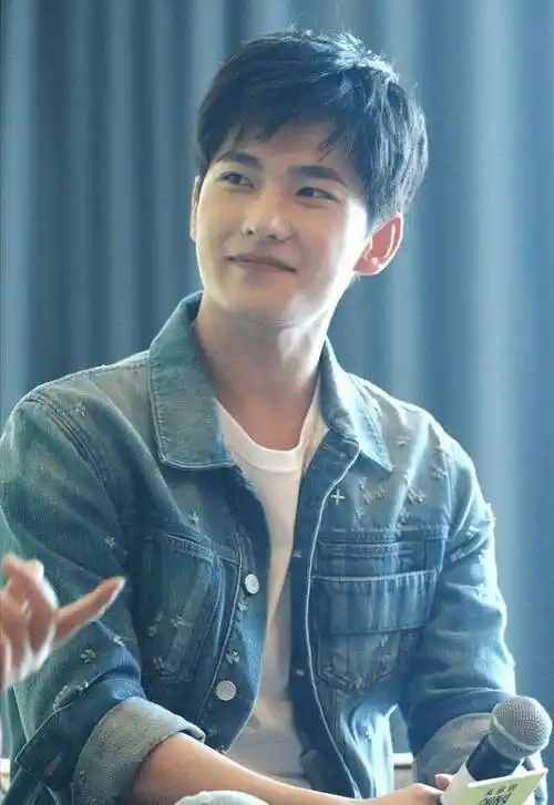 杨洋的俊朗颜值不是一般人能比的,一身牛仔套装,看着帅气又阳光_服装