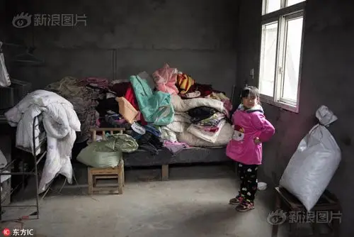 她给父亲磕完这三个头 就要去孤儿院了