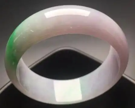 春带彩翡翠手镯,同时拥有紫色和绿色两种颜色,交相辉映,清新醉人.