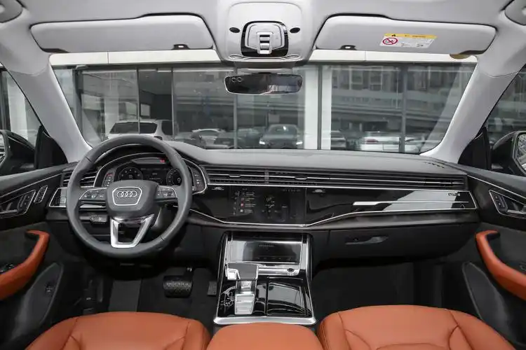 2022款 奥迪q8 45 tfsi quattro 臻选动感型内饰