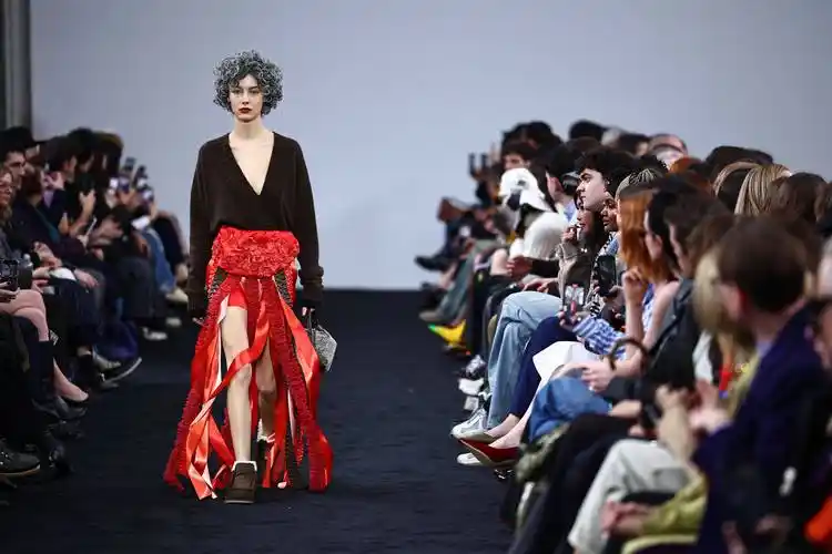 伦敦时装周——jw anderson品牌时装秀_新华社_服饰_外代