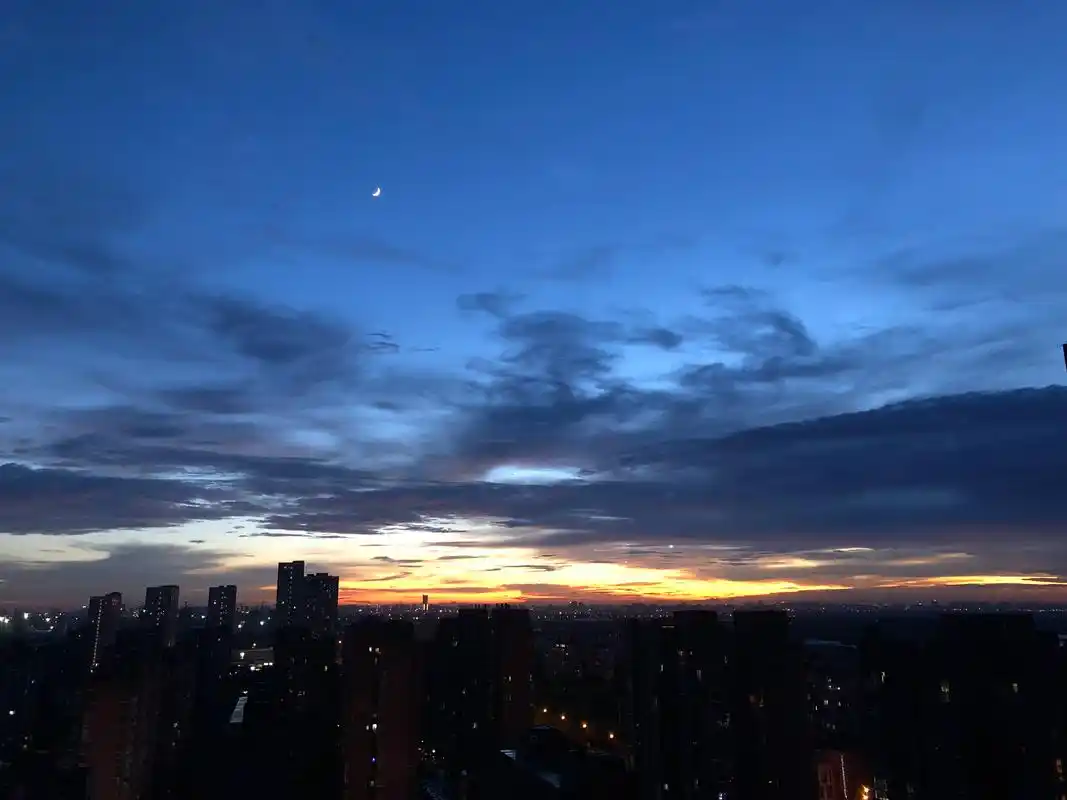 魔都雨后的夜晚.