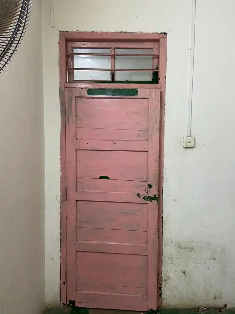 改造老房子的旧木门   家里的闲置很久的老房子,因为地段问题,附近的