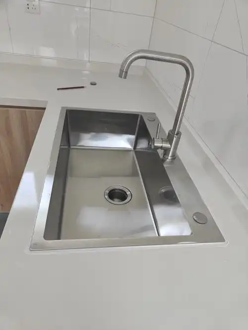 因为安装师傅迟迟约不到水槽安装自己来第一步,准备工具,玻璃胶,胶枪