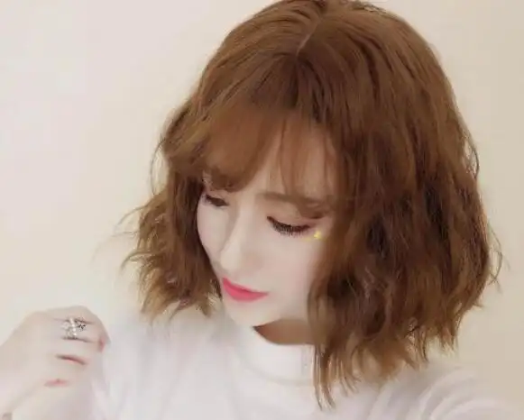 一头短发的女孩非常适合这种小容量的全头烫发,非常有雕塑感.