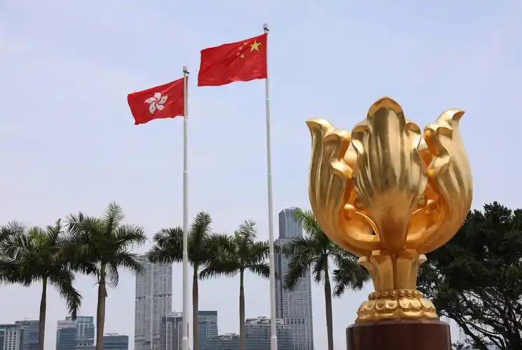 新华社照片,香港,2022年6月26日钟华论:紫荆花永远盛开香港金紫荆广场