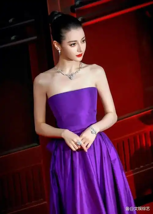 迪丽热巴身穿紫色郁金香礼服裙,现身在高档奢饰品红毯现场,现场的