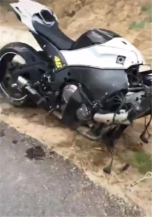23万川崎zx-10r摩托车山路压弯出事故,车身分离,车头断裂