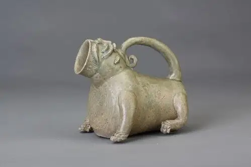 在博物馆藏品中,常可见到一种被称为"虎子"的陶瓷器.