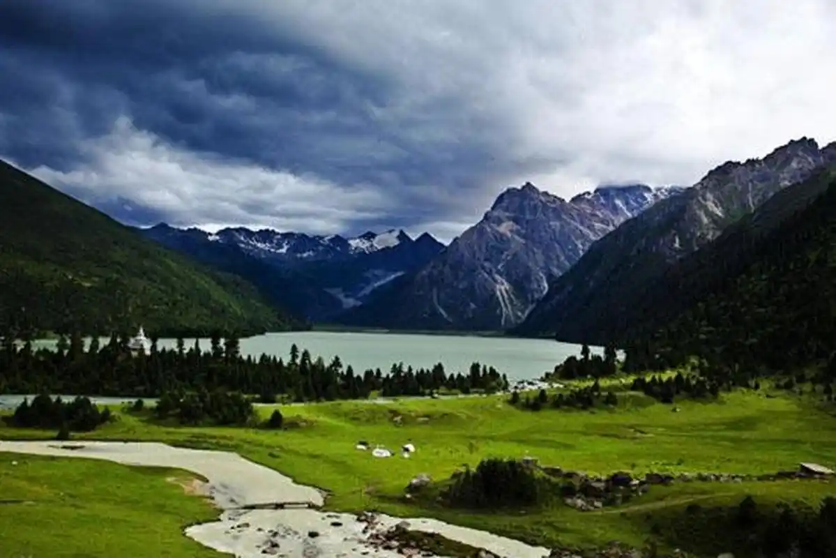 甘孜旅游# #德格旅游# #四川旅游# 新路海,其藏语名为玉隆拉措,灿语