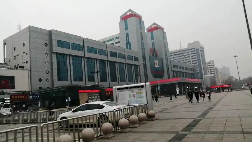 疫情下的郑州火车站东广场