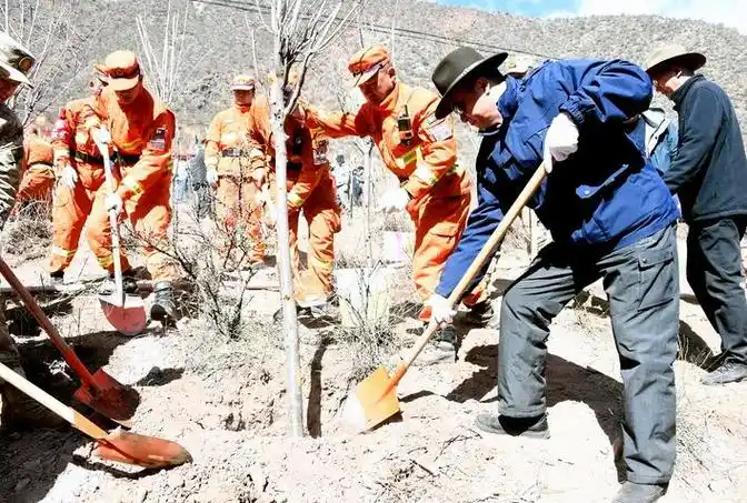 龚会才与驻昌解放军,武警部队官兵以及昌都市森林消防支队的指战员们