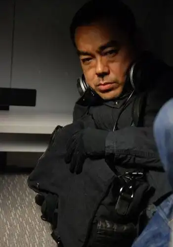 《窃听风云》中刘青云神情专注地窃听.