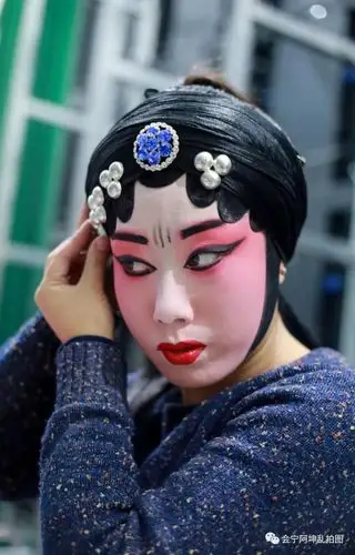 戏剧会宁县秦剧团戏剧演员幕后化妆百态