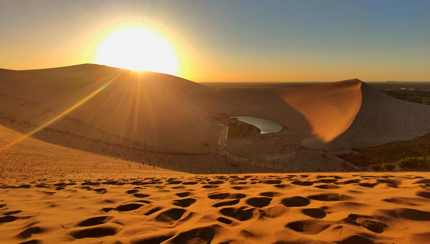 被沙漠戈壁包围的敦煌这四大必打卡景点你一定知道