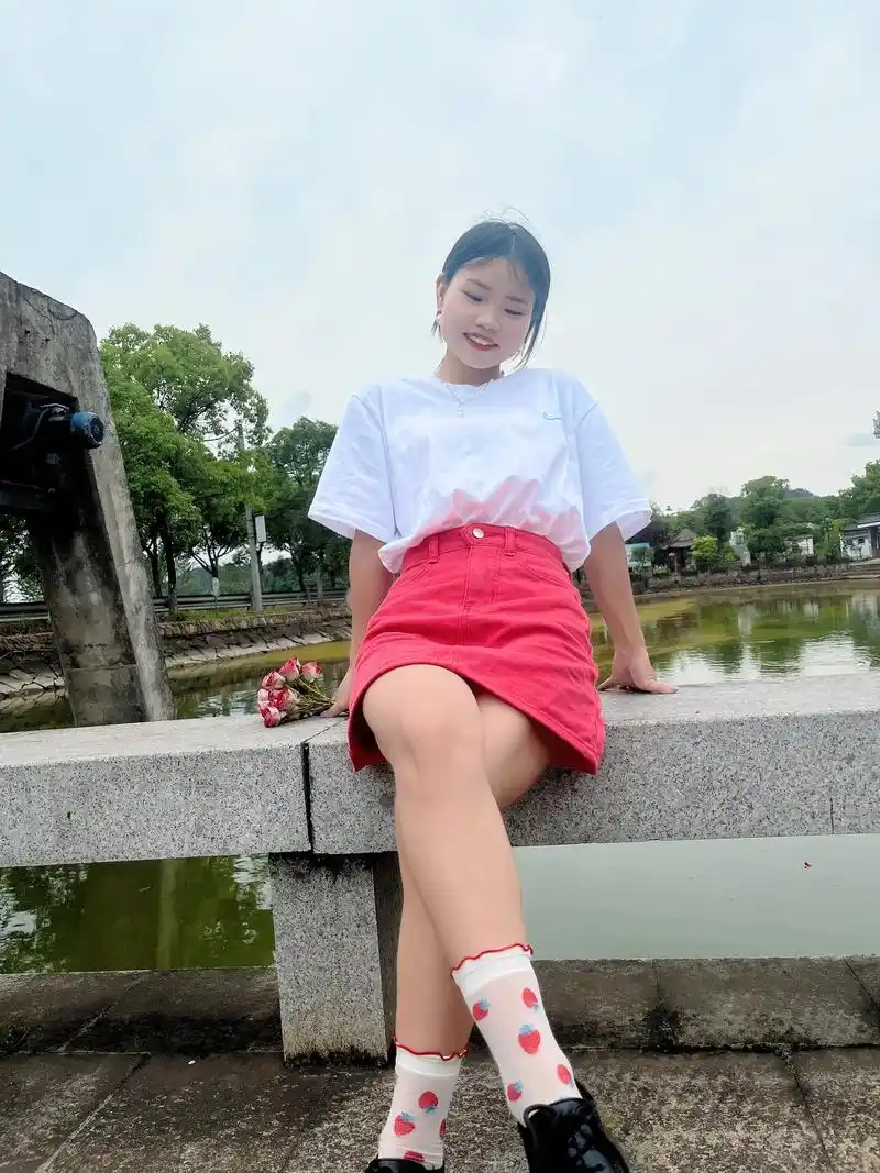 粗腿我也照样穿裙子,不好看我也照样自拍,又瘦又