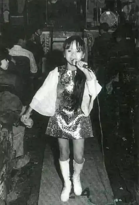 梅艳芳说她很早熟了,因为看惯太多江湖险恶,她的童年在一个被压榨和被