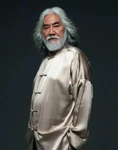 70岁张纪中直播带货小30多岁娇妻气色很好网友还以为是爷孙