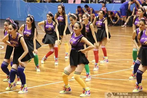 农信社舞蹈队,啦啦队表演火辣助力开幕赛 (1/12)