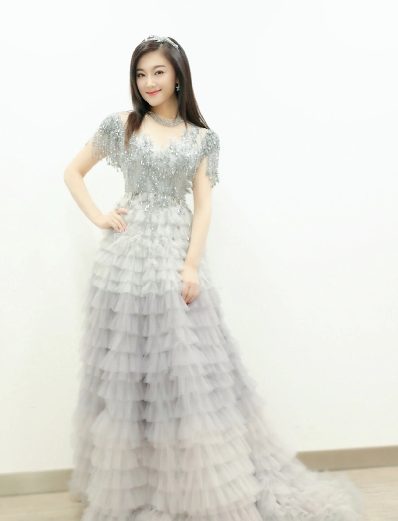 玖月奇迹王小玮单身后更时髦,白衬衫 半身裙知性利落,飒爽干练