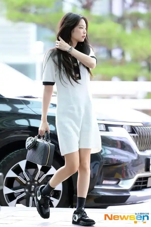 这一身穿搭真是让人眼前一亮,黑白polo裙可爱又时尚,让jennie看起来