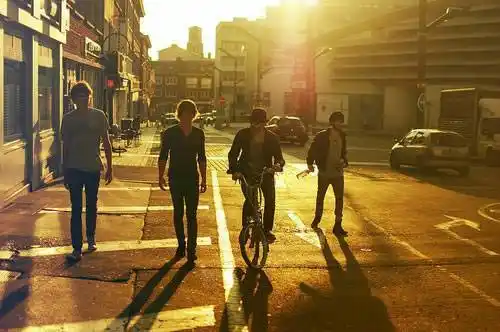 求几张图片 几个兄弟走在路上的背影