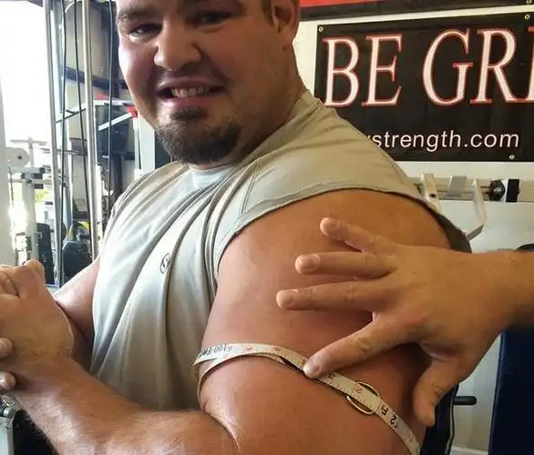 美国第一猛士臂围超过60厘米一天吃一盆牛肉