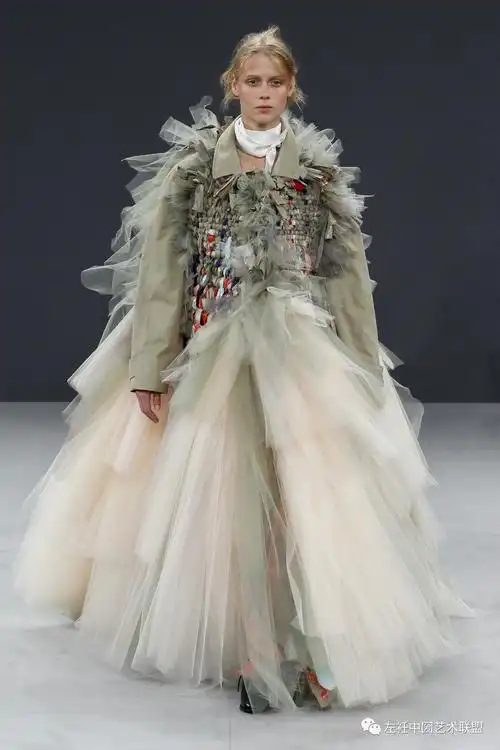 主题为"流浪者",材质中的堆砌让整个系列把回收再利用的设计达到了