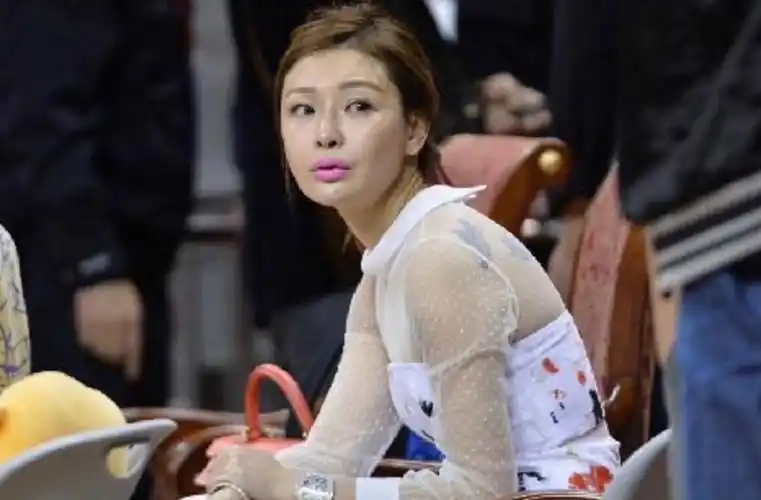 原创杜锋年薪比朱总还高,妻子还是冠军女儿,40亿老板娘选对人了!