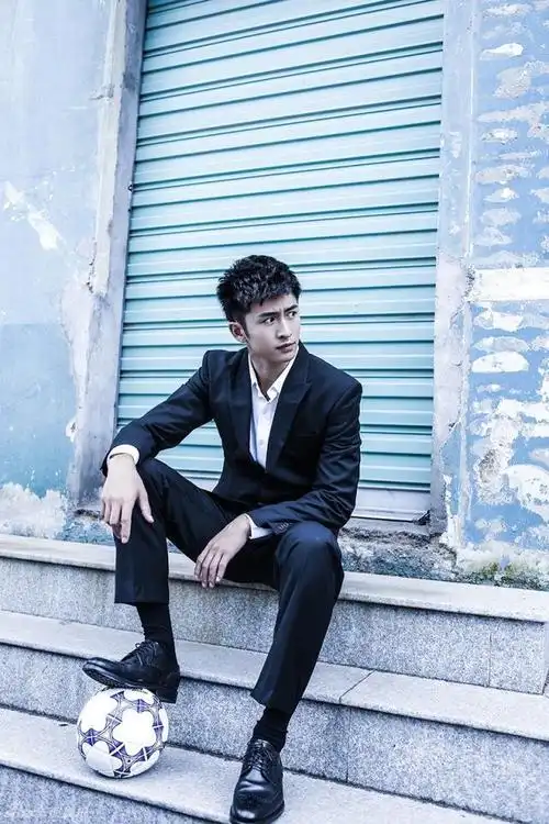 继谭维维晒腹肌后,他也晒出了八块腹肌,网友:深藏不露啊!_张云龙